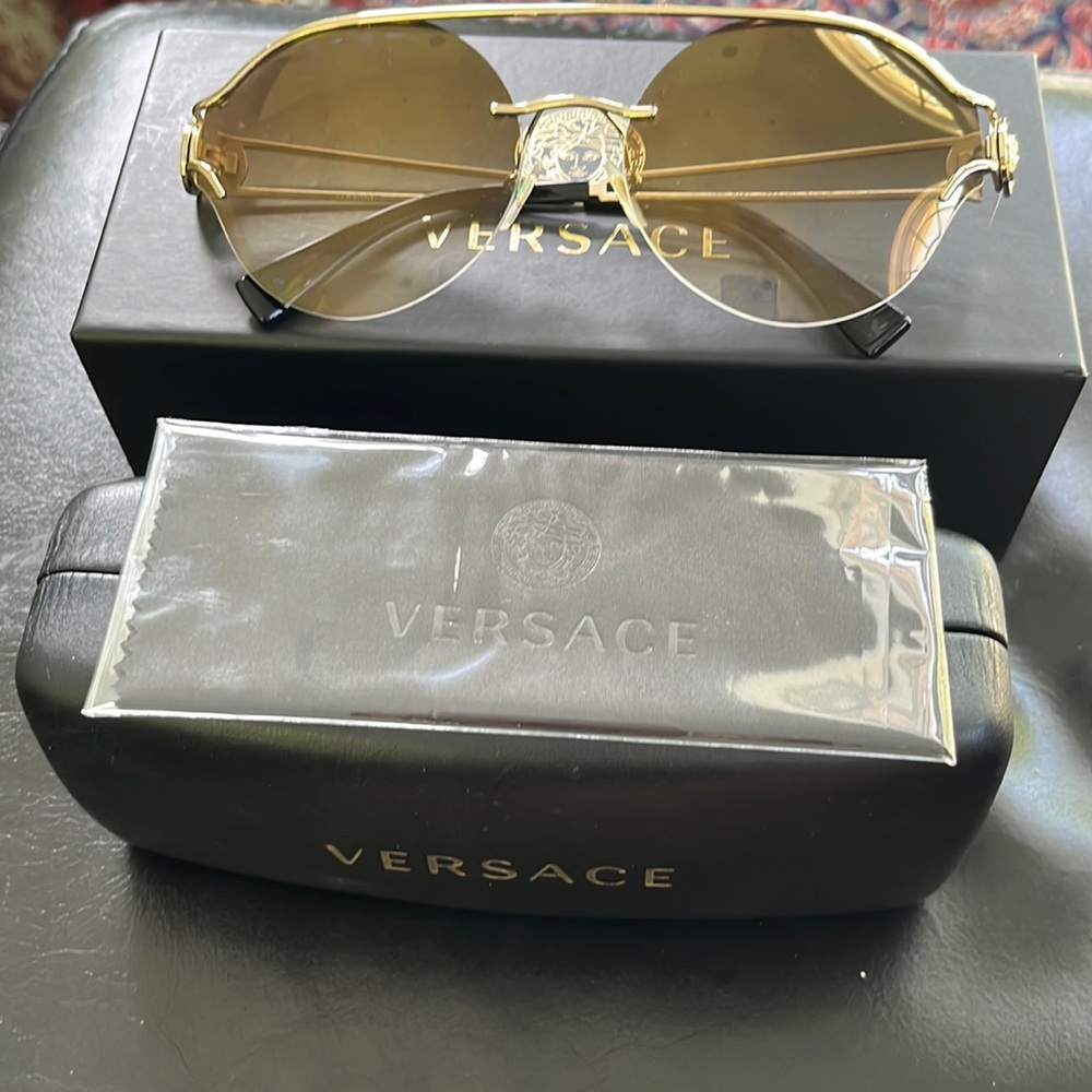Versace Sunglasses like new , Stylish & comfortable in excellent cond no damage